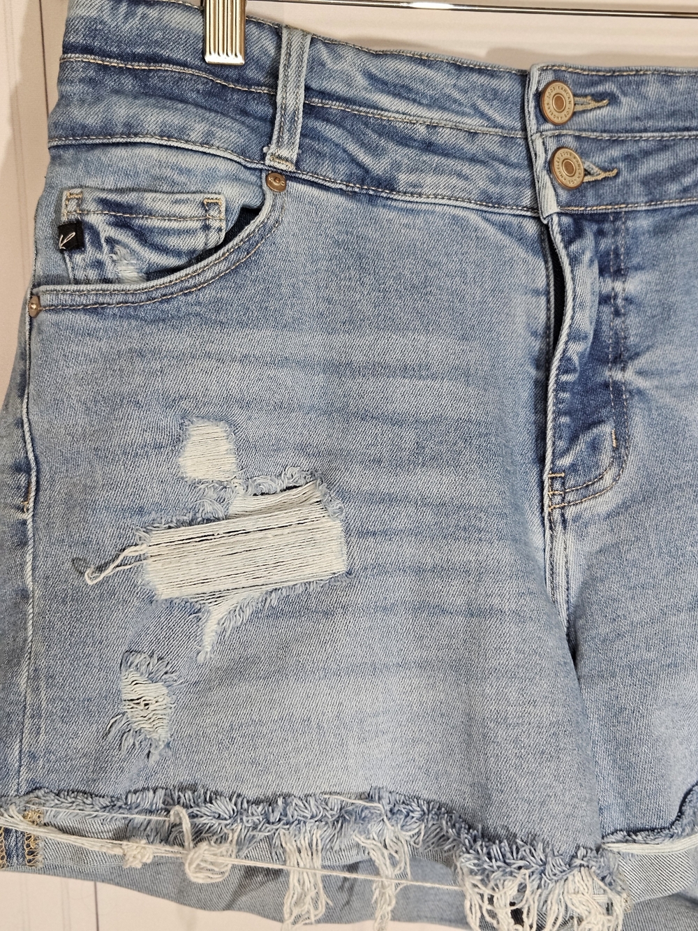 KanCan, Mid-Rise Stacked Waist Denim Shorts Raw Hem - Picture 3 of 8